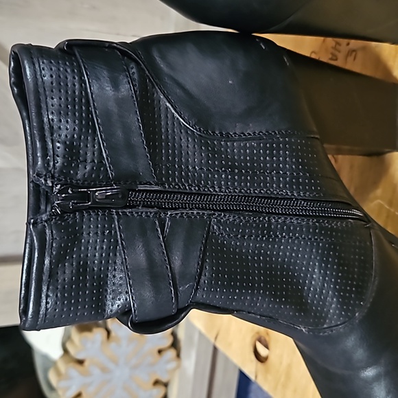 Size 9 ankle bootie - Picture 3 of 8